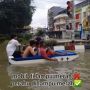 Viral Pemuda Naik Perahu Berhenti di Lampu Merah, Publik Melongo: Cuma Ada di +62