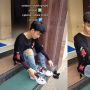 Viral Cowok Salat Pakai Celana Sobek di Bagian Lutut, Publik Debat