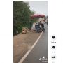 Panen Pujian, Lelaki Ini Turun dari Motor Saat Melewati Orang Salat di Pinggir Jalan