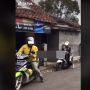 Bantu Tarik Motor Cewek di Jalan, Alat yang Dipakai Driver Ojol Ini Bikin Heran
