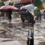 Jemput Pacar yang Kehujanan, Viral Pria Totalitas sampai Bawa Payung Segede Gaban