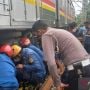 Nekat Terobos Pintu Perlintasan di Tanah Abang, Motor Masuk Kolong KRL, Pengemudi Selamat