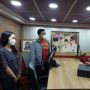 Ganjar Dapat Paket Berlogo Persis Solo dari Sosok Lulusan Inggris, Isinya Mengejutkan!