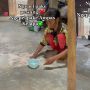 Bikin Nostalgia, Emak-emak Mengepel Pakai Ampas Kelapa, Lantai Auto Kinclong