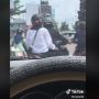 Asyik Lakukan Ini saat Lampu Merah, Viral Pasangan Bikin Pengendara Lain Iri