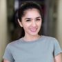 Girang Dapat Pemain MVP, Angel Karamoy Langsung Kasih Hadiah Bando Kesayangan