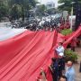 Hari Sumpah Pemuda, Massa Bentangkan Bendera Merah Putih Raksasa di Tengah Jalan