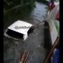 Viral Video Detik-Detik Mobil Matic Hanyut di Parit hingga Ratusan Meter