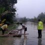 Akses Jalan Perbatasan Negara Banjir, Warga Inisiatif Bikin Rakit Penyeberangan