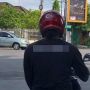 Tulisan di Baju Pemotor Ini Curi Fokus, Warganet Kompak Setuju: Sama Pak!