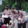 Viral Kapolres Karawang Bagikan Bunga dan Makanan ke Demonstran, Netizen: Keren