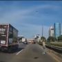 Viral Perempuan Santai Menyeberang di Jalan Tol JORR, Polisi Selidiki Identitasnya