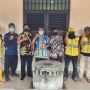Pemprov DKI Evakuasi Batu Penggilingan Tebu Abad 18 dari Trotoar di Pasar Rebo