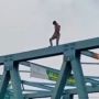 Dikira mau Bunuh Diri, Seorang Bocah Loncat dari Tiang Jembatan Besi Bekasi