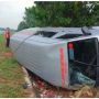 Mobil Travel Terguling di Tol Lampung, 7 Penumpang Terluka