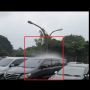 Viral Video Hujan Hanya Guyur Satu Mobil di Parkiran, Warganet Auto Cari Sebabnya