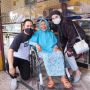 Gilang Widya Pramana Tengok dan Belikan Perhiasan Triamah, Lansia yang Ditelantarkan Anak