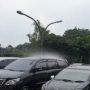 Hujan Deras di Area Parkir Jababeka Ini Hanya Mengguyur Satu Mobil Saja