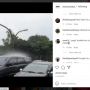 Hujan Turun Hanya di Satu Mobil, Warganet: Property Azab Indosiar Bukan?