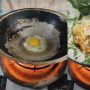 Solusi saat Tanggal Tua, Wanita Ini Masak Telur Pakai Tisu Tanpa Kompor