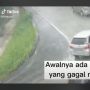 Viral Bocah Terjang Hujan Demi Bantu Mobil di Tanjakan, 'Pahlawan Tak Pernah Terlambat'