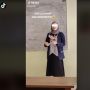 Viral, Murid Pamer Guru Cantik, Netizen: Guru Gini Mah Minggu Juga Gue Masuk Sekolah