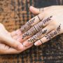 Terlalu Lama Pakai Henna, Warganet Merinding Lihat Warna Kuku Wanita Ini: Kayak Habis Gali Kubur