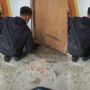 Mirip di Kuburan! Datangi Rumah Nasabah, Petugas Kredit Tagih Utang Pakai Bunga Tabur