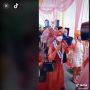 Pengantin Dapat Hadiah Plus Spanduk yang Bikin Malu Sekampung Ditonton 2,2 Juta Kali