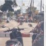 Viral Pria Parkirkan Motor di Palang Rel Kereta, Alasannya Bikin Pengendara Lain Ngakak