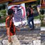 Viral Aksi Lempar Telur ke Spanduk Bergambar Plt Ketua DPRD Pekanbaru