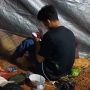 Viral Sejumlah Pria Dirikan Tenda di Kuburan lalu Tiduran di Samping Makam