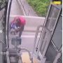 Viral! Detik-detik Sopir Bus Selamatkan Ibu dan Anak yang Hendak Terjun ke Sungai