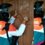 Tagih Utang Nasabah, Wanita Ini Tulis Pesan Menohok di Pintu Rumah