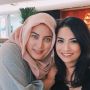9 Potret Kebersamaan Vanessa Angel dan Sahabat, Dikenal Humble Banget