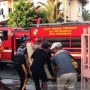 Viral Detik-detik Brimob Selamatkan 2 Lansia yang Terjebak Kebakaran di Rumah