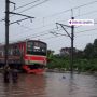 Jalur Kereta Pondok Ranji-Kebayoran Baru Terendam Banjir, KRL Berhenti di Tengah Jalan