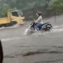 Hujan Angin Disertai Petir Landa Bekasi dan Sekitarnya, Ruas Jalan Tergenang Banjir