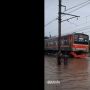 Viral Video KRL Terjebak Genangan Banjir di Jakarta, Warganet: Tunggu 6 Jam