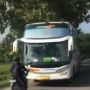 Viral Pemotor Tak Gentar Hadang Bus yang Melawan Arah, Tuai Pujian: Tampan dan Berani