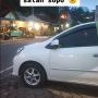 Potret Mobil Parkir Mepet dengan Gerobak Pedagang Kaki Lima, Timbulkan Pro dan Kontra