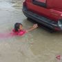 Cueki Pak Lurah, Anak-anak di Pluit Mandi Banjir Rob hingga Gelantungan di Bemper Mobil