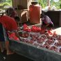 Tradisi Mepatung Daging Babi Jelang Galungan di Jembrana Bali