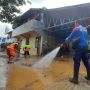 Banjir Sudah Surut, PPSU dan Damkar Bantu Bersihkan Lumpur di Pejaten Timur
