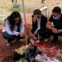 Viral Ayah Bibi Ardiansyah Ziarah tapi Pagar Makam Ditutup, Netizen Prihatin