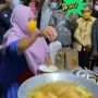 Sandiaga Uno Ngeri Lihat Emak-emak Goreng Pisang Pakai Tangan: Bisa Tarik Wisatawan