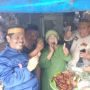 Pedagang dan Pengunjung Pasar Kota Makassar Minum Kopi dan Makan Kue Taripang