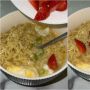 Nyeleneh! Viral Wanita Makan Mi Instan Diberi Tambahan Stroberi