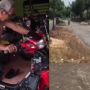 Aksi Kakek Bertelanjang Dada yang Oprek dan Test Ride Motor Sendiri, Gereget Maksimal