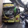 Hindari Pemotor, Bus Seruduk Tiang Beton Di Pesanggrahan